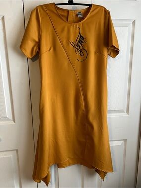 BAYO Short-Sleeve A-Line Fluttered Bottom Dress w/Musical Theme Embroidery Sz M